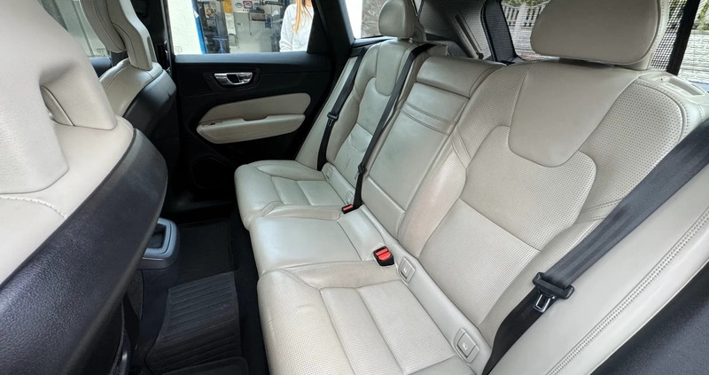Volvo XC 60 cena 129000 przebieg: 107000, rok produkcji 2017 z Wrocław małe 301